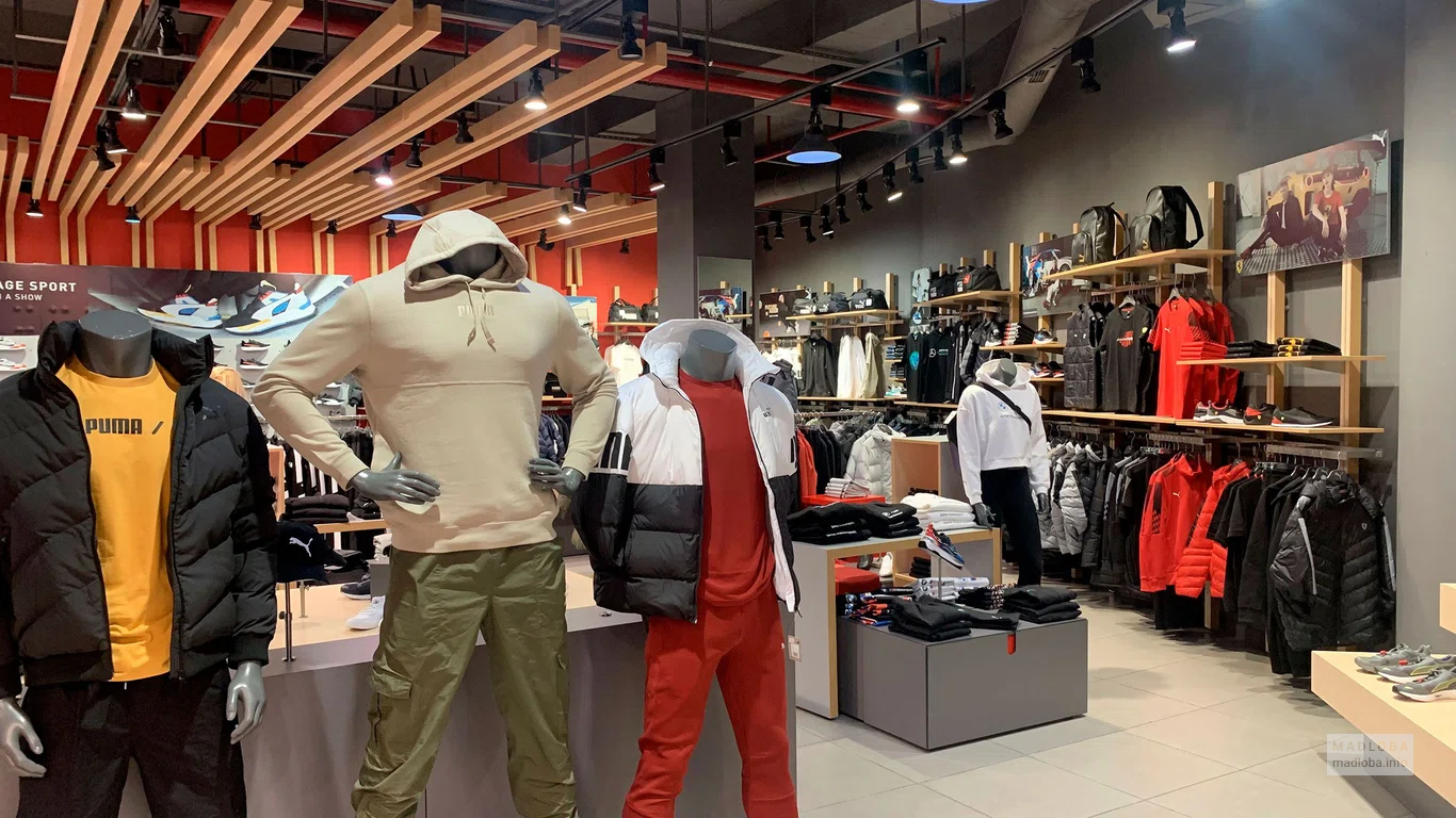 Манекены с одеждой в Clothing store Puma