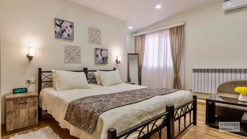 Кровать в номере Q&B Hotel в Грузии