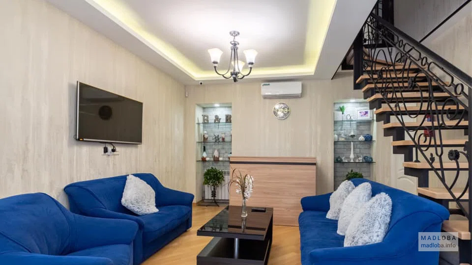 Холл Q&B Hotel в Тбилиси