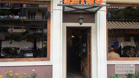 Вход в кафе Retro