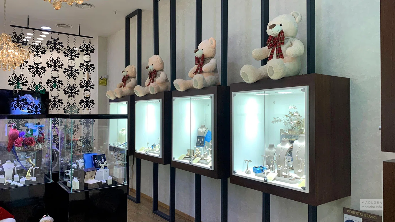 Витрины с ювелирными украшениями Jewerely store Roberto Bravo