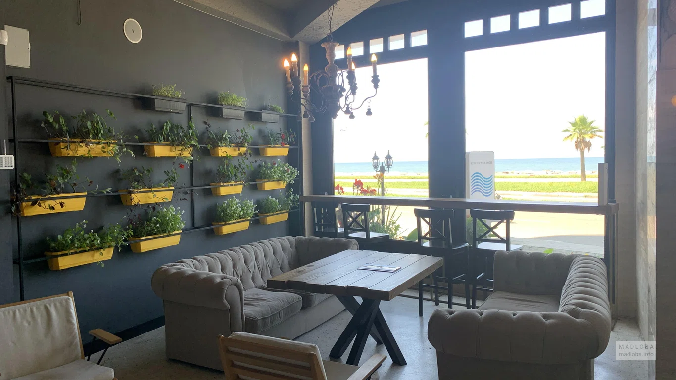 Стол с диванами в RoofTop Pool Hotel Batumi