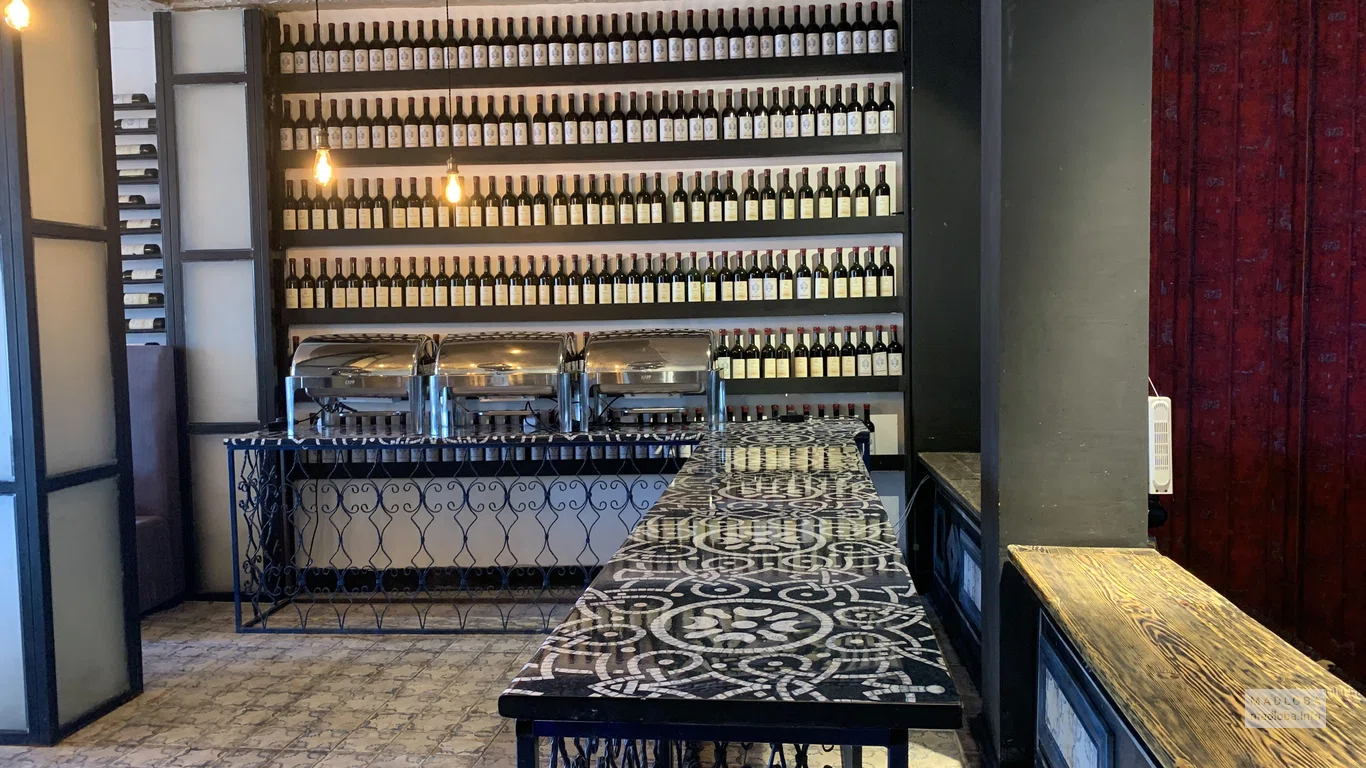 Барная стойка в ресторане в RoofTop Pool Hotel Batumi