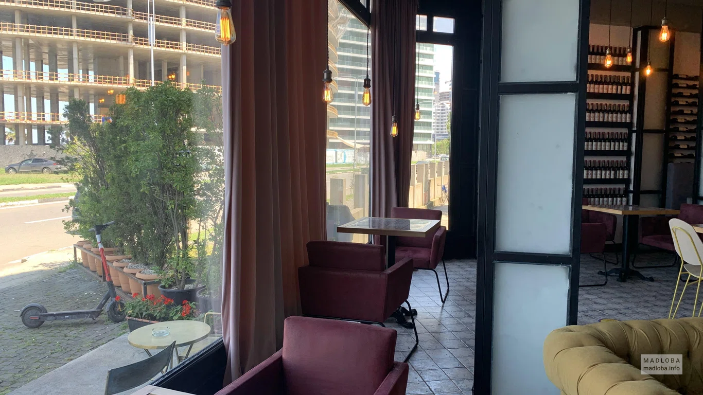 Маленькие столики у окон в RoofTop Pool Hotel Batumi