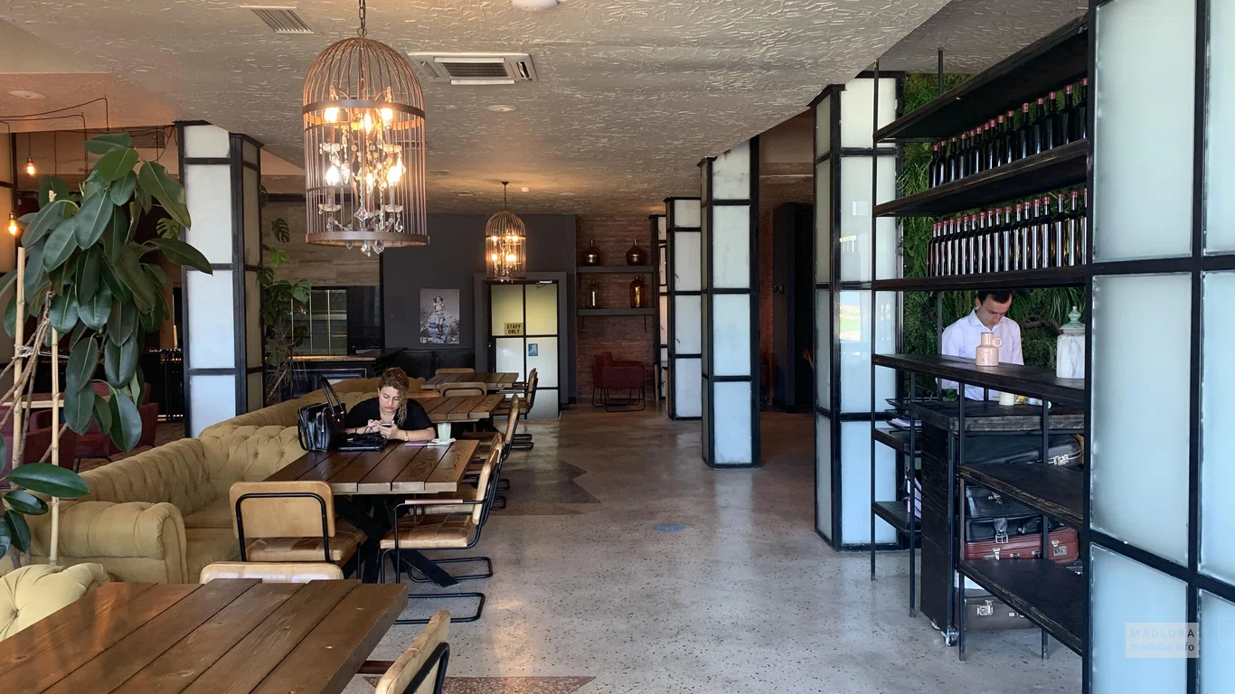 Столики в ресторане RoofTop Pool Hotel Batumi
