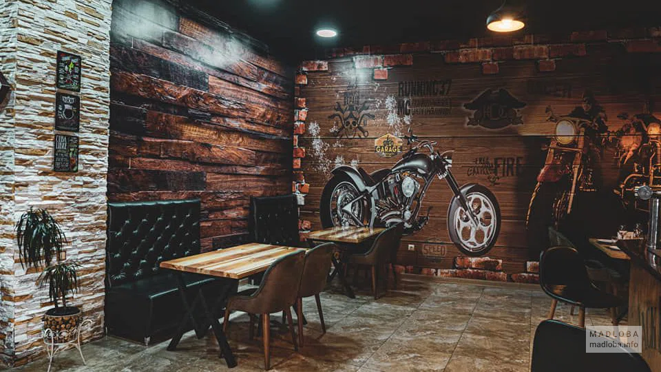 Столики для гостей в Route 66