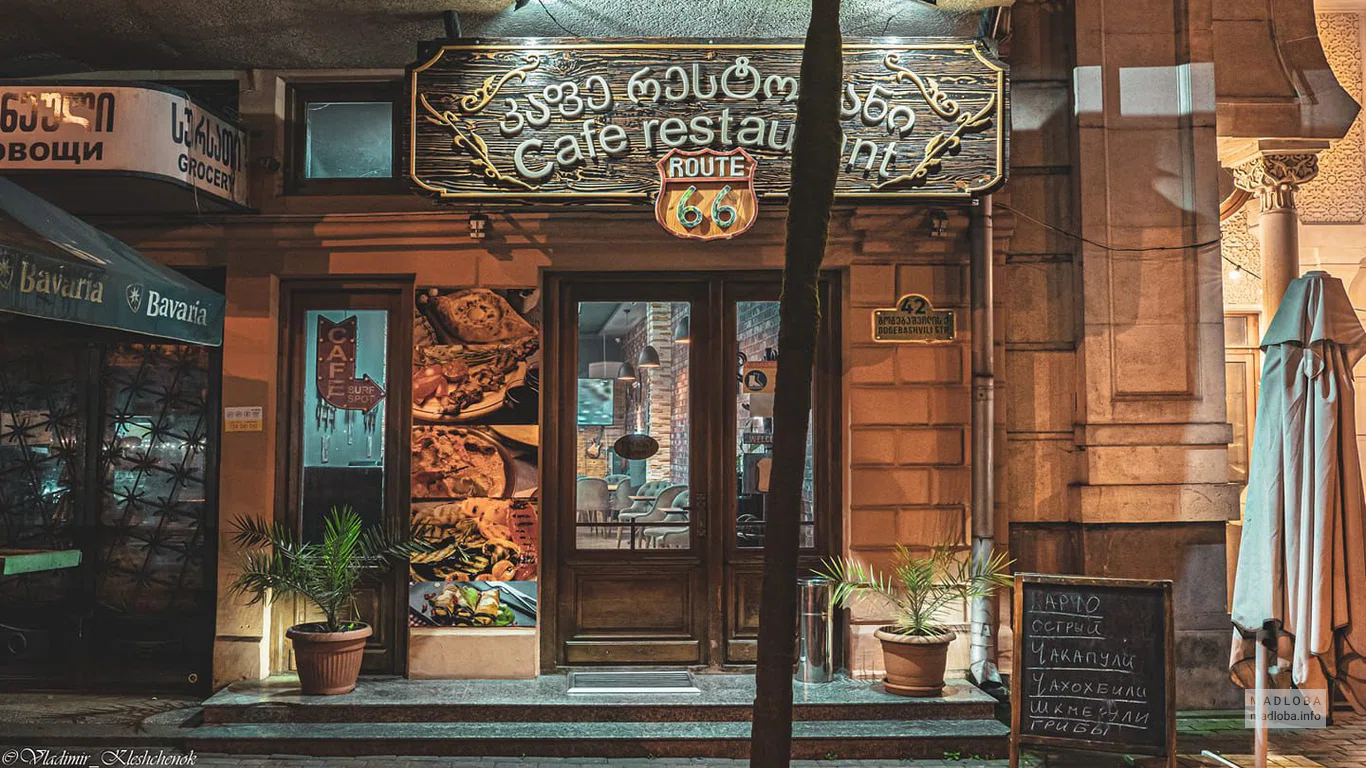 Вход в бар Route 66