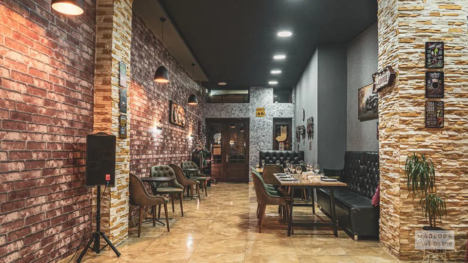 Зал со столиками в Route 66
