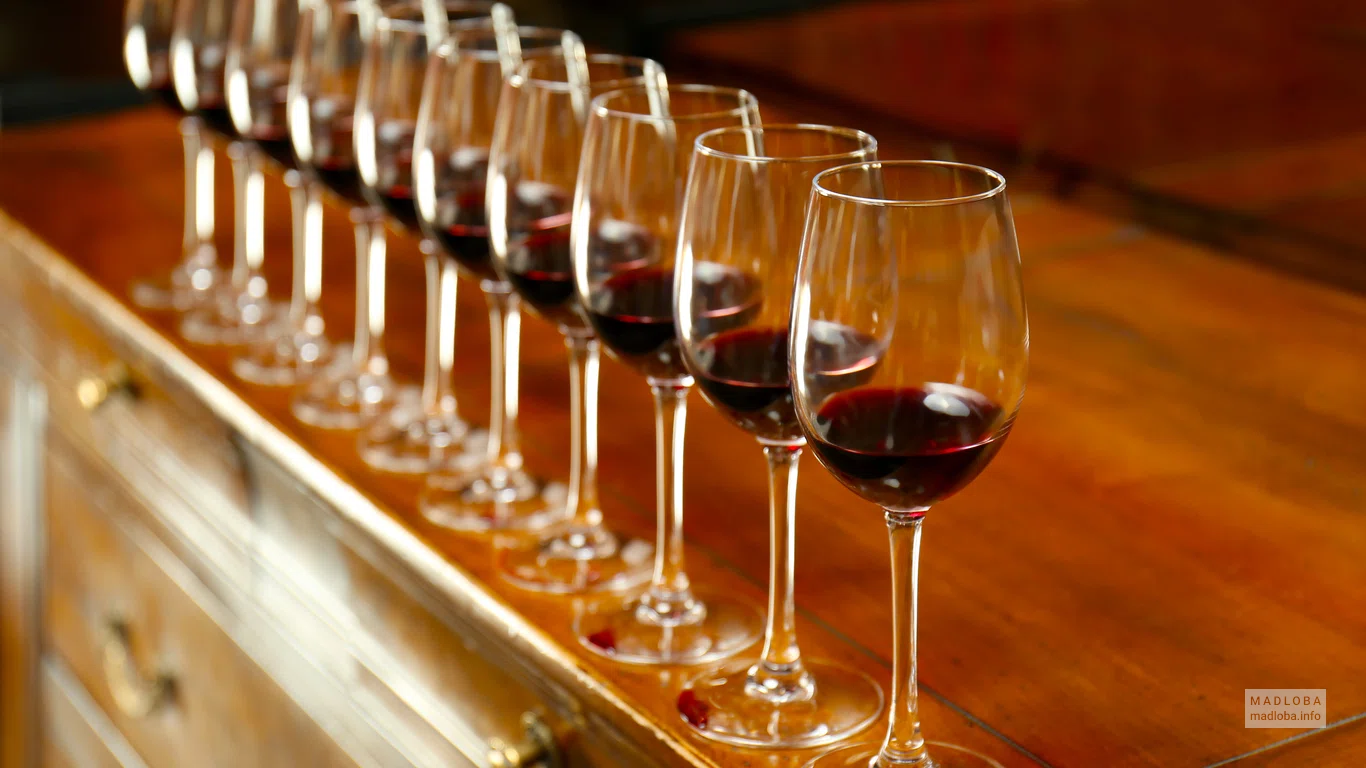 Вино в бокалах в Wine Shop Dry Bridge