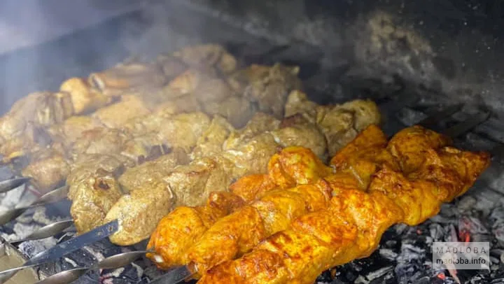 Шашлык на мангале в ресторане Роял Батуми