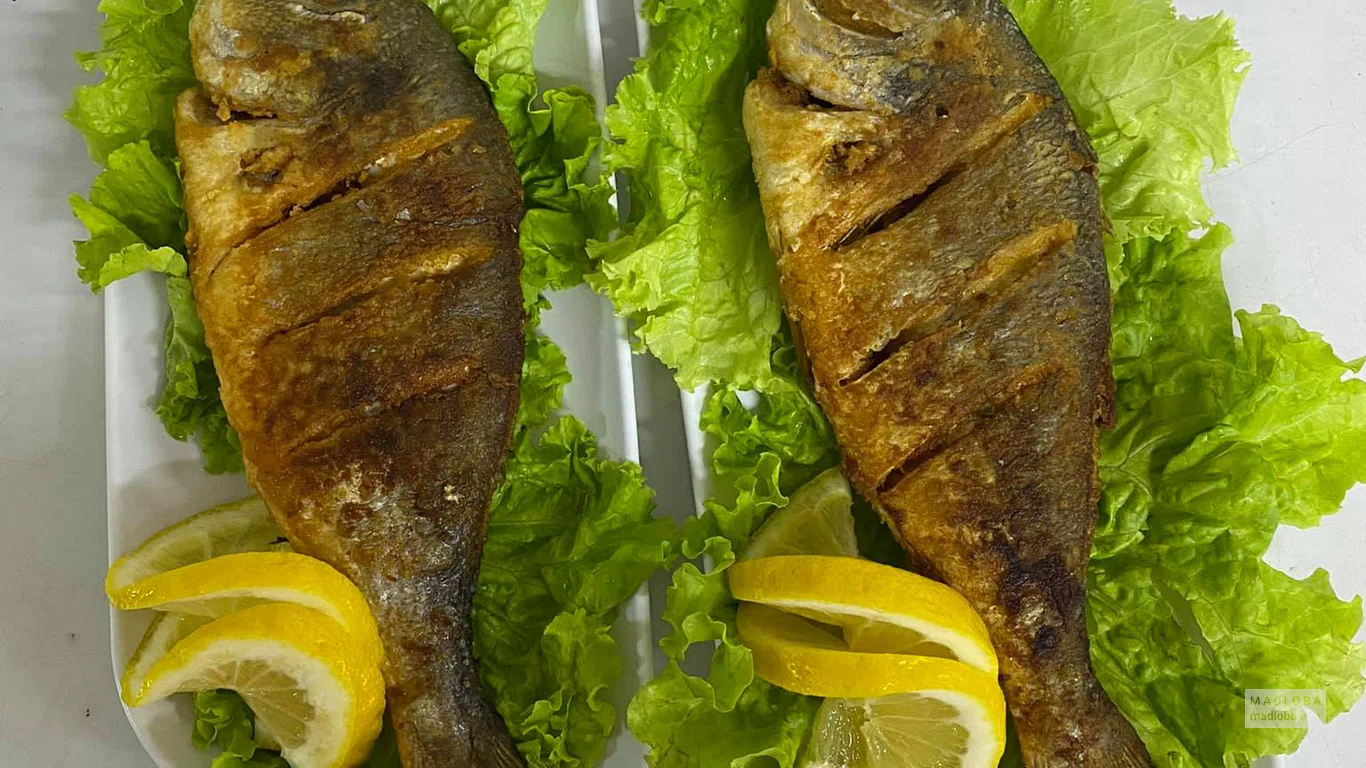 Жаренная рыба в ресторане Роял Батуми