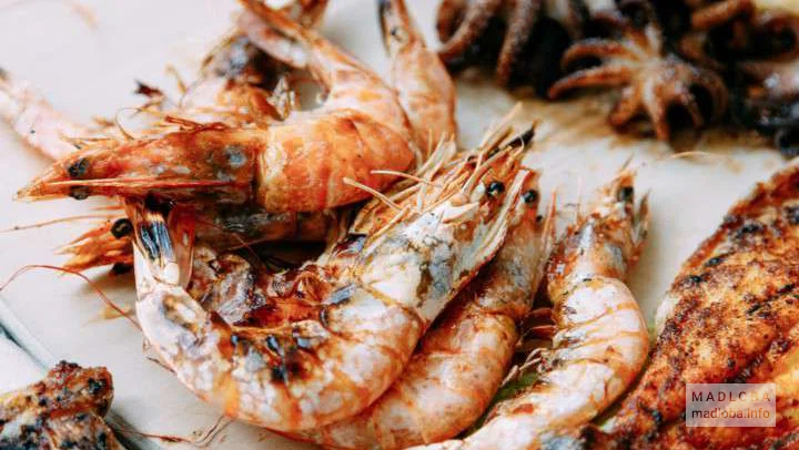 Подача креветок и морепродуктов