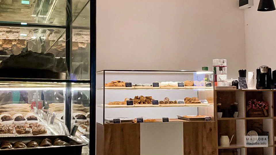 Витрина пекарни Sakhluri bakery