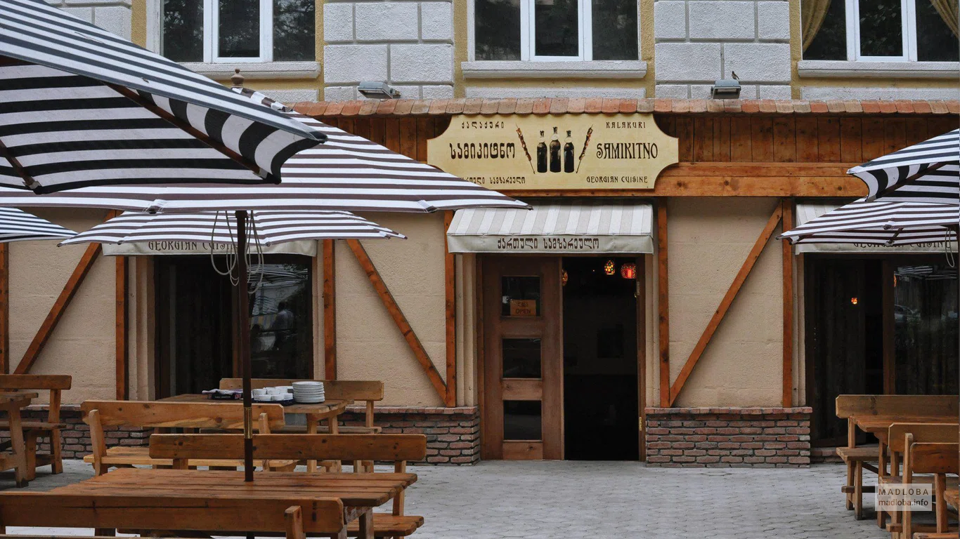Уличные столики в кафе Kalakuri Samikitno