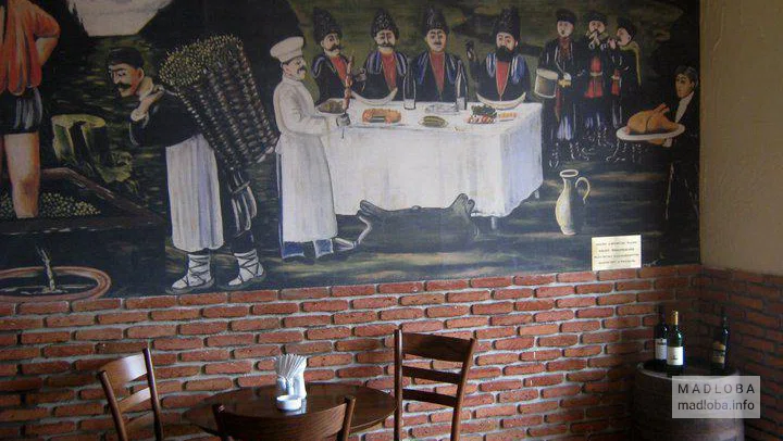 Столик в зале кафе Kalakuri Samikitno
