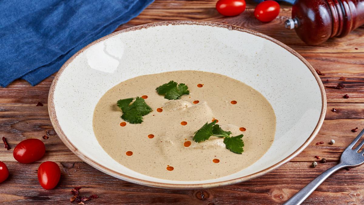 Сациви с зеленью в глубокой тарелке