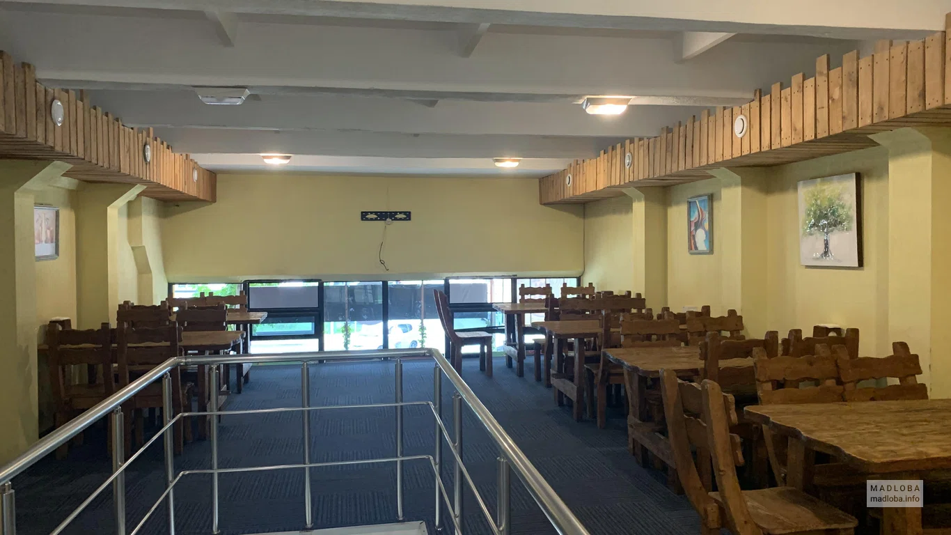 Столики на втором этаже в BurgerMac