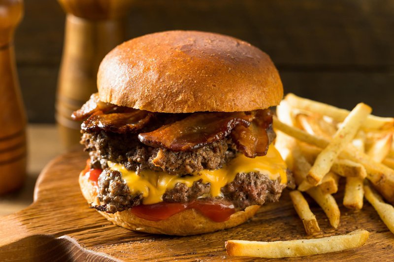 Бургер в ресторане быстрого питания BurgerMac в Батуми