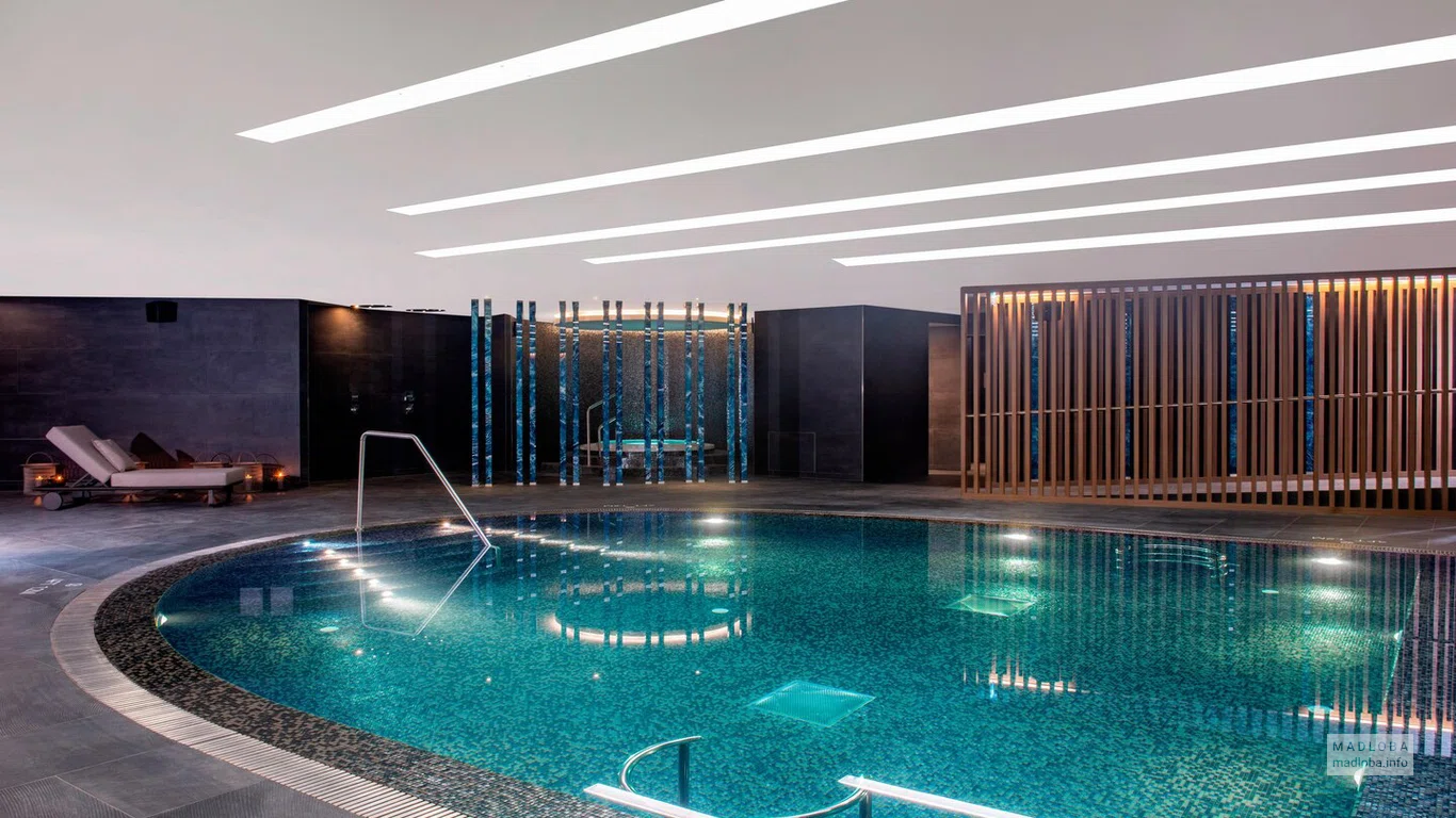 Крытый бассейн в Sheraton Grand Tbilisi Metechi Palace