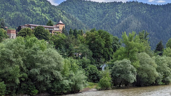 დასასვენებელი ბინები ბორჯომში (რუსთაველის ქ.)