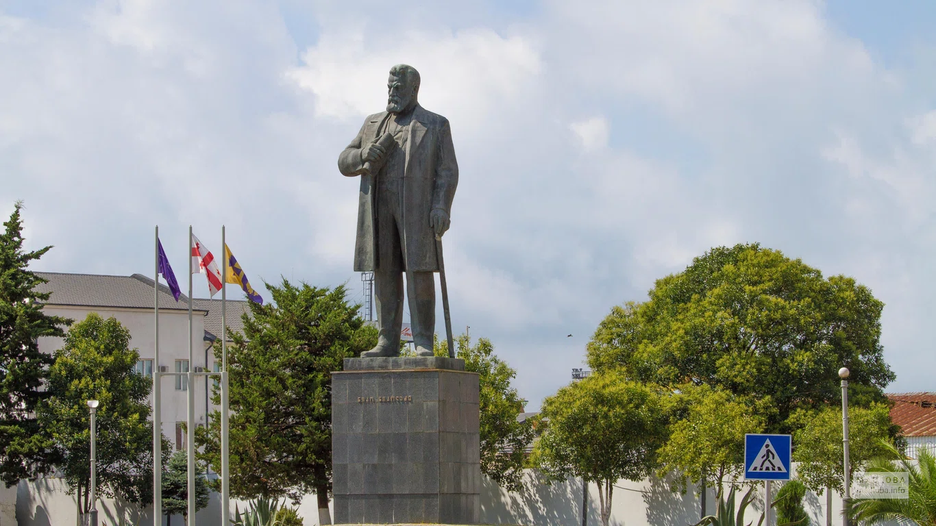 Памятник Нико Николадзе