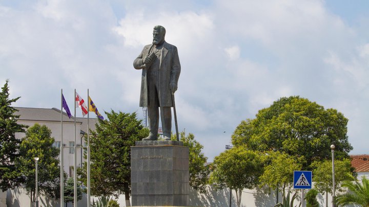 Памятник Нико Николадзе