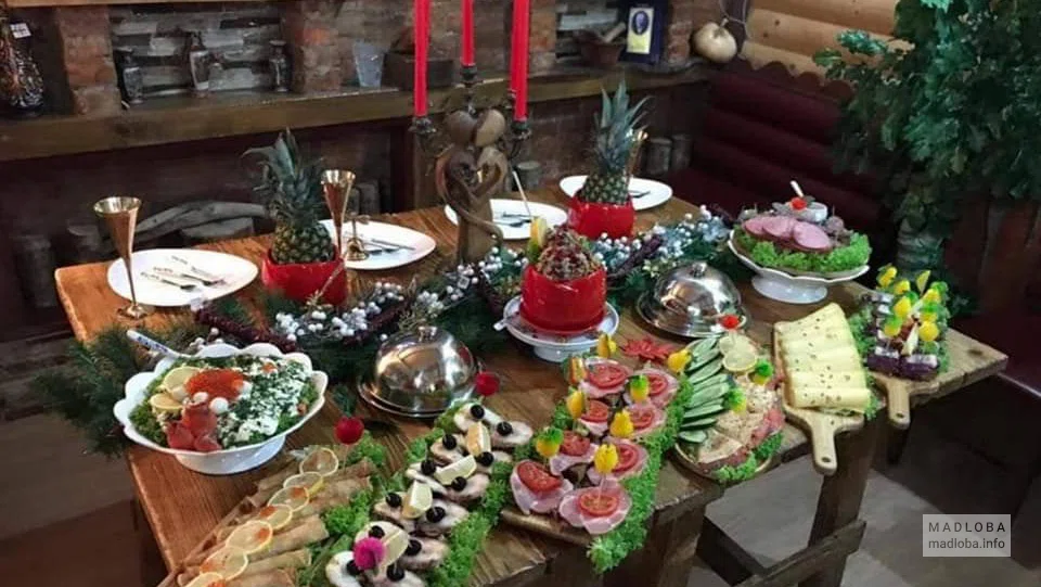 Сервированный стол в грузинском ресторане
