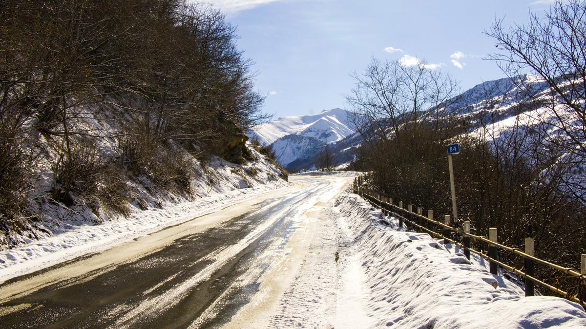 Дорога в сторону курорта Гудаури