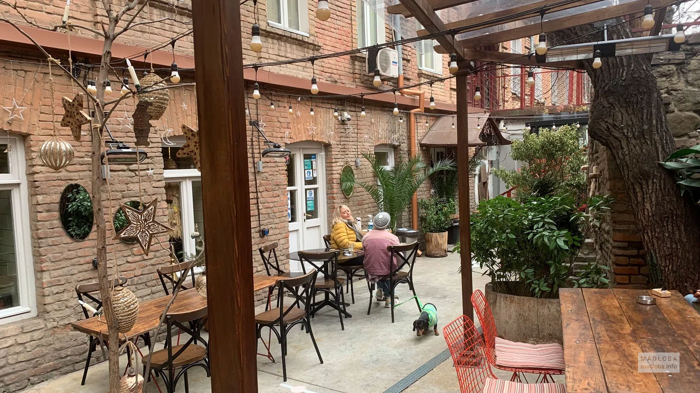 Украшения дворика Sulico Wine Bar