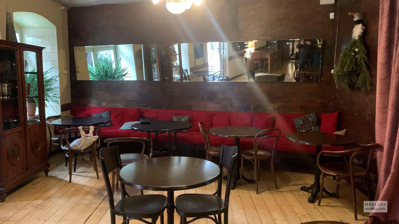 Стол в зале Sulico Wine Bar в Грузии