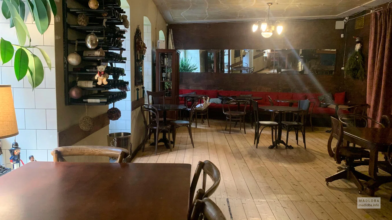 Интерьер с использованием бутылок вина Sulico Wine Bar