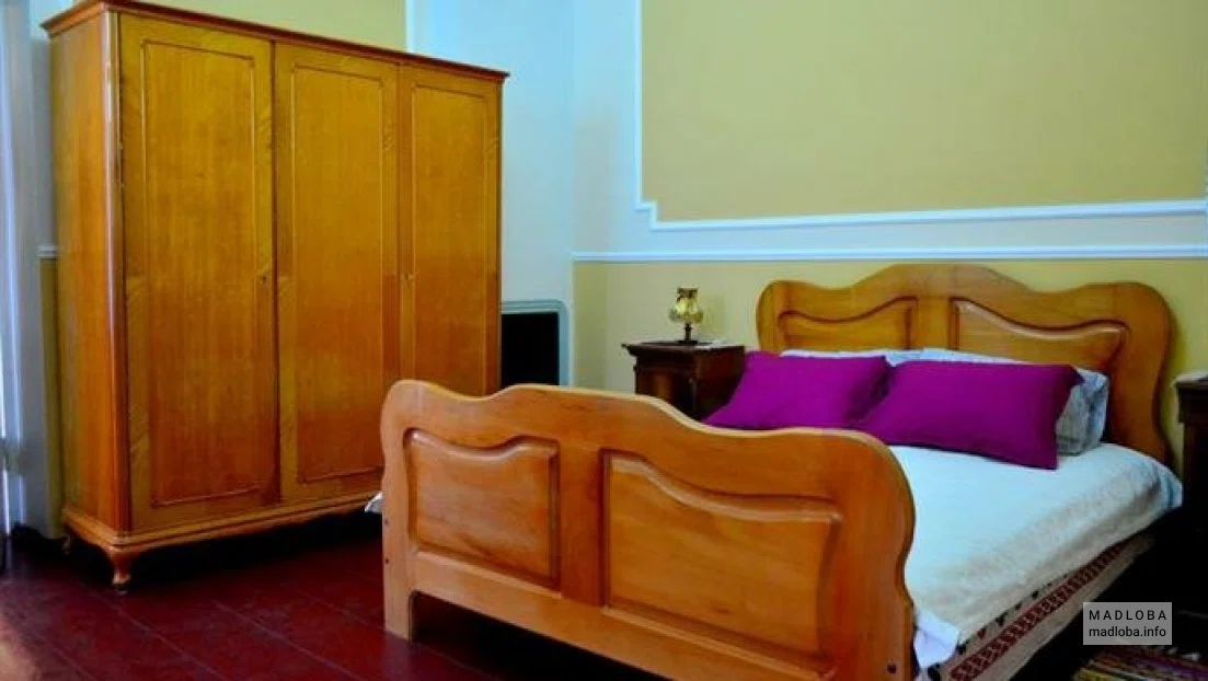 Кровать в номере отеля Sunny Apartments