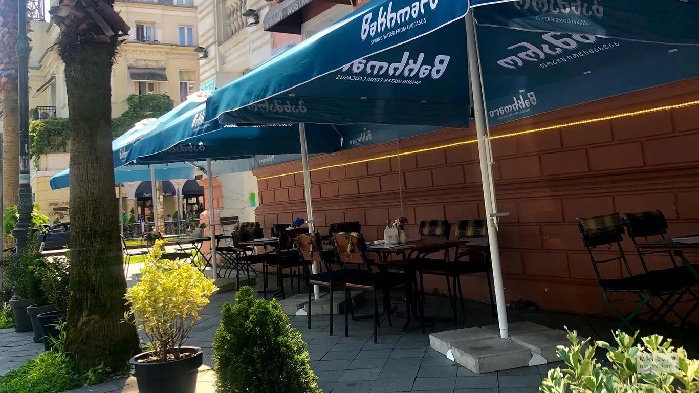 столики на открытом воздухе в бар-ресторане Soup House