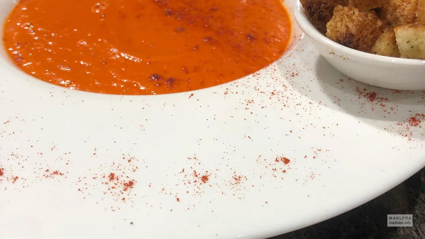 Суп пюре с гренками в бар-ресторане Soup House