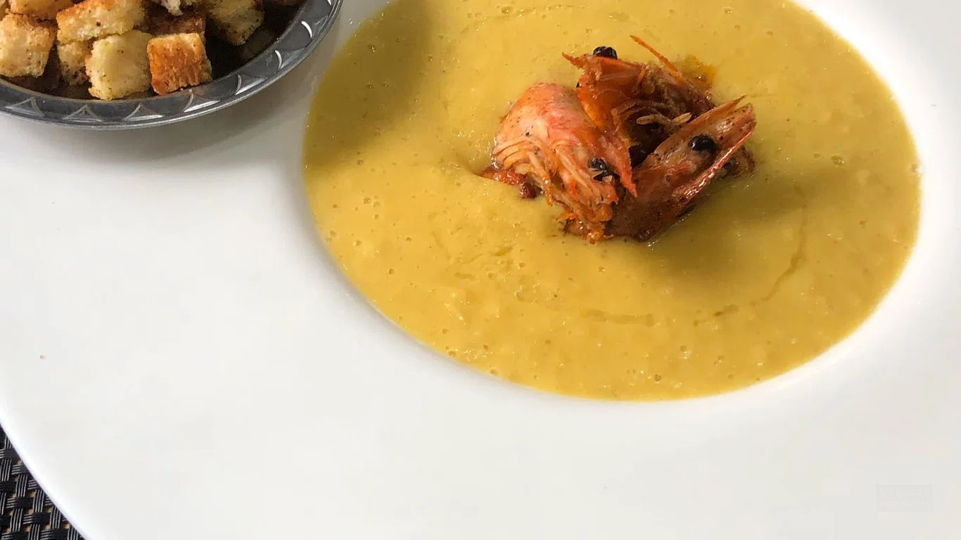 Подача супа из море продуктов в Soup House