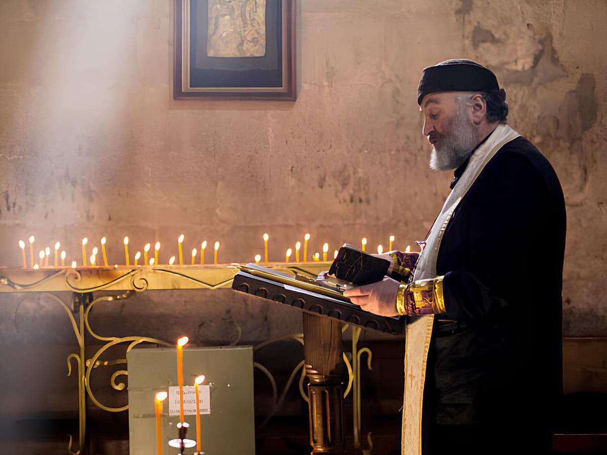 священник читает молитву в храме.jpg