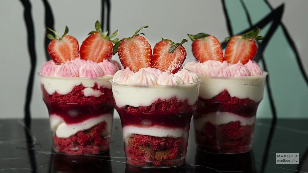Клубничные десерты в кофейне Sweet island в Батуми