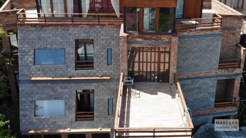 Здание отеля Tabori Terrace в Тбилиси