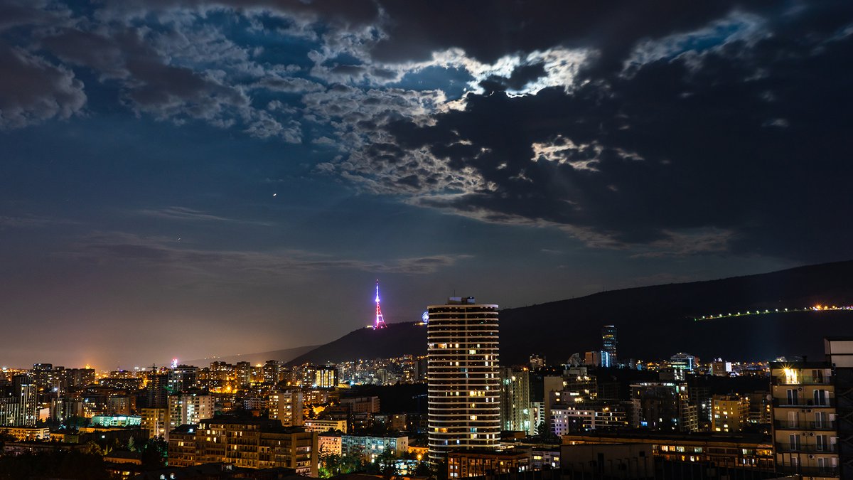 სატელევიზიო ანძის ხედი თბილისში
