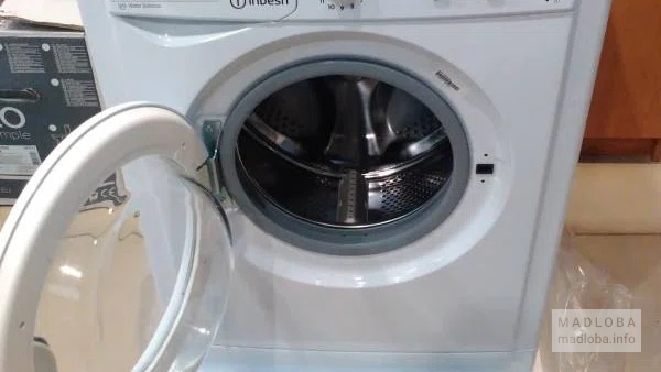 стиральная машина крупным планом в магазине TechnoMart