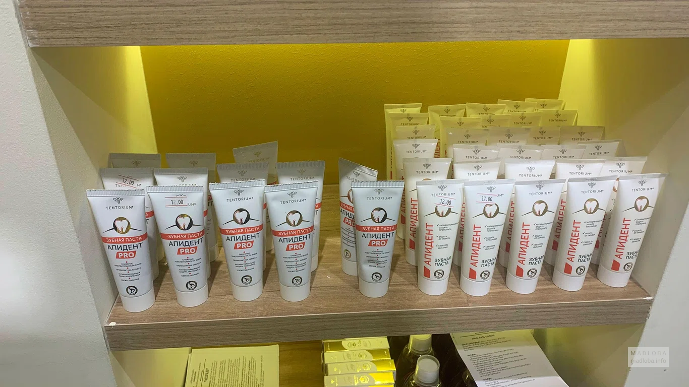 Ассортимент зубных паст на полке магазина Тенториум