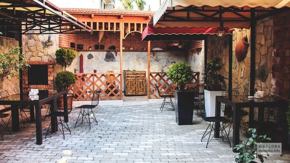 Внутренний дворик Restaurant Terrace Tvishi