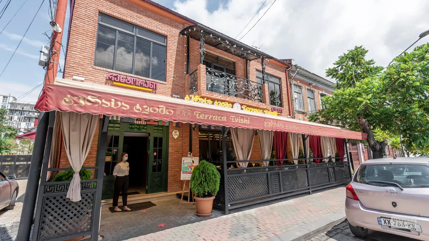 Здание Restaurant Terrace Tvishi в Грузии