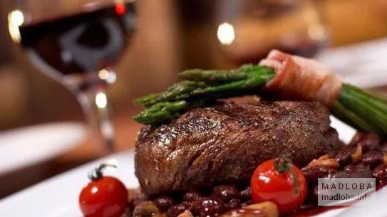 Подача мяса в кафе Ла -- Терасса