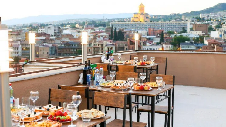 Летняя терраса со столиками Tiflis Hills
