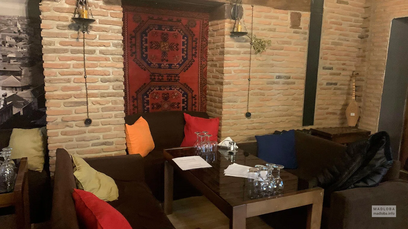 Столик на фоне красного ковра в Cafe Top shelf lounge
