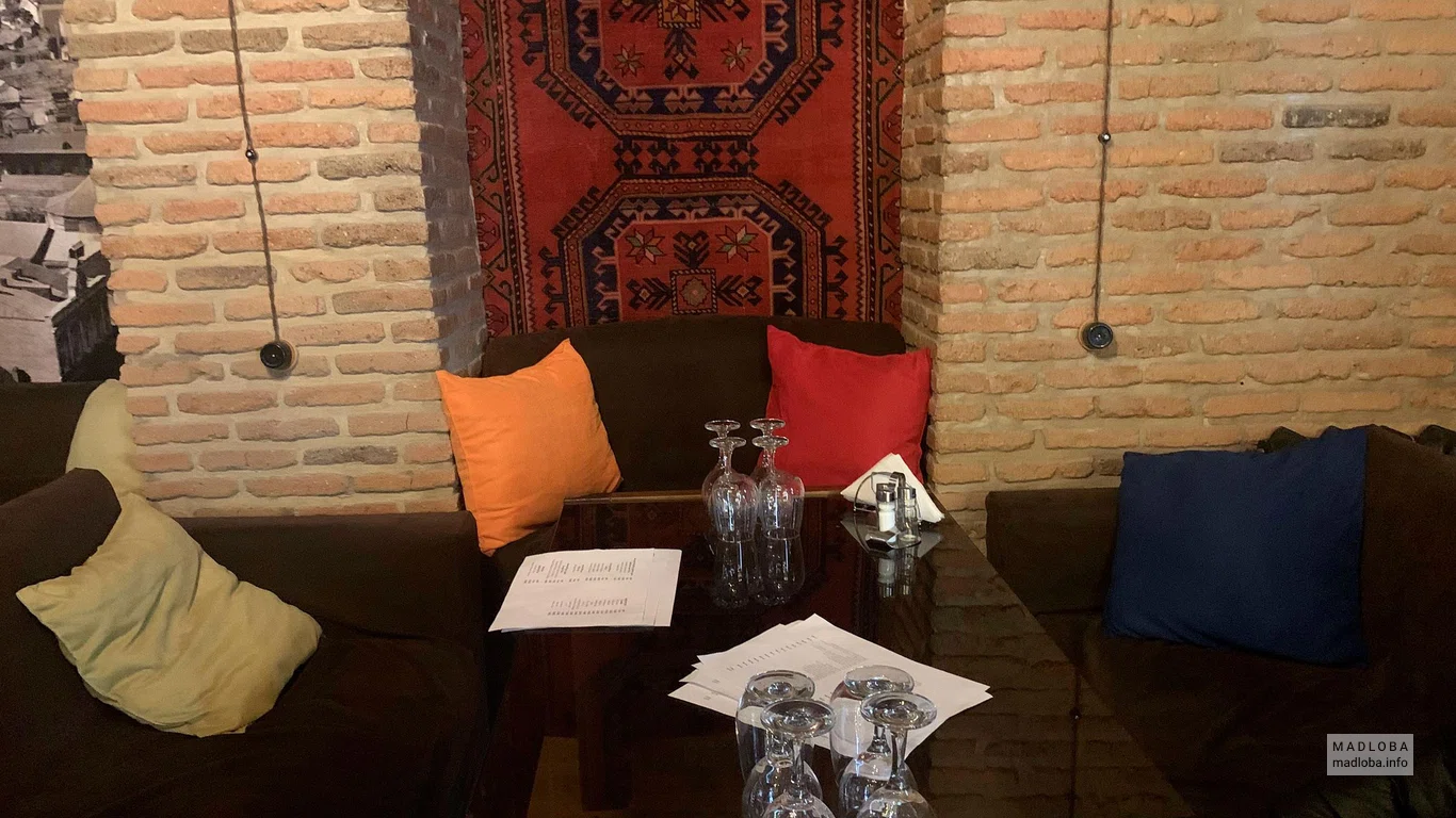 Диваны с подушками в Cafe Top shelf lounge