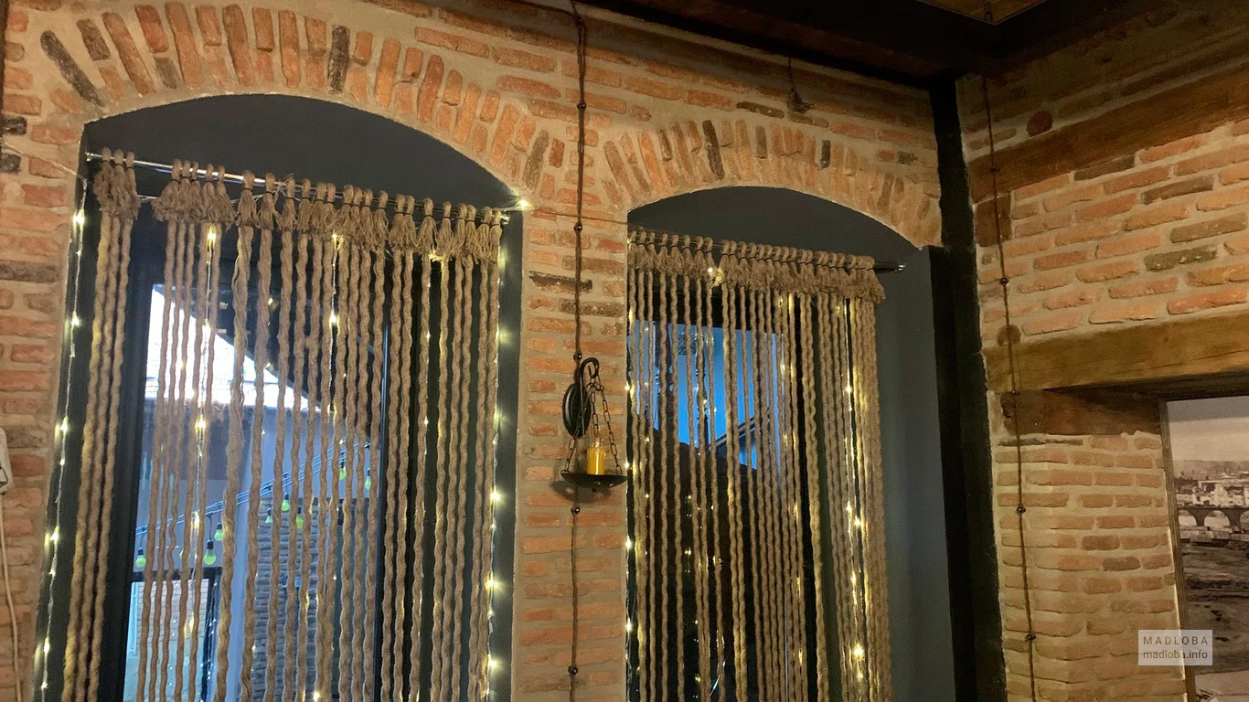 Окна Cafe Top shelf lounge в Грузии