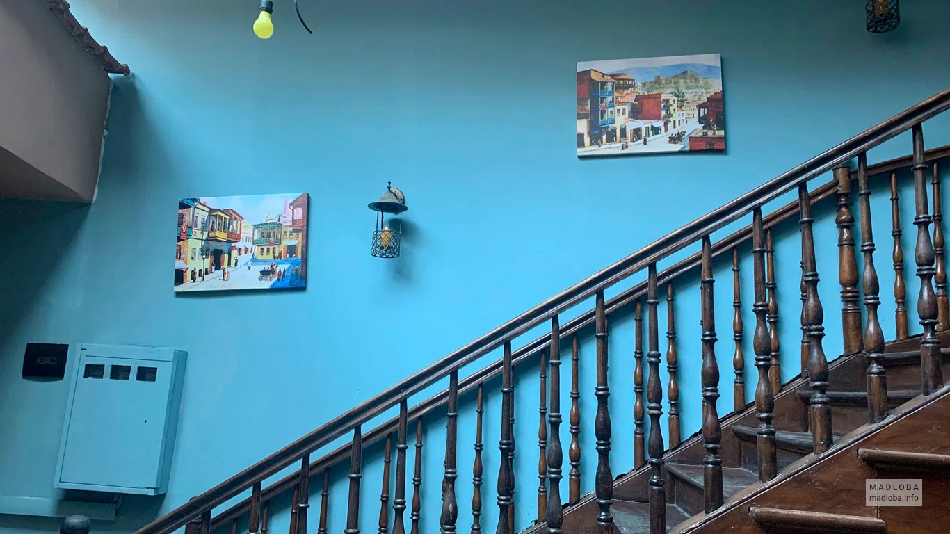 Лестница в Cafe Top shelf lounge в Тбилиси