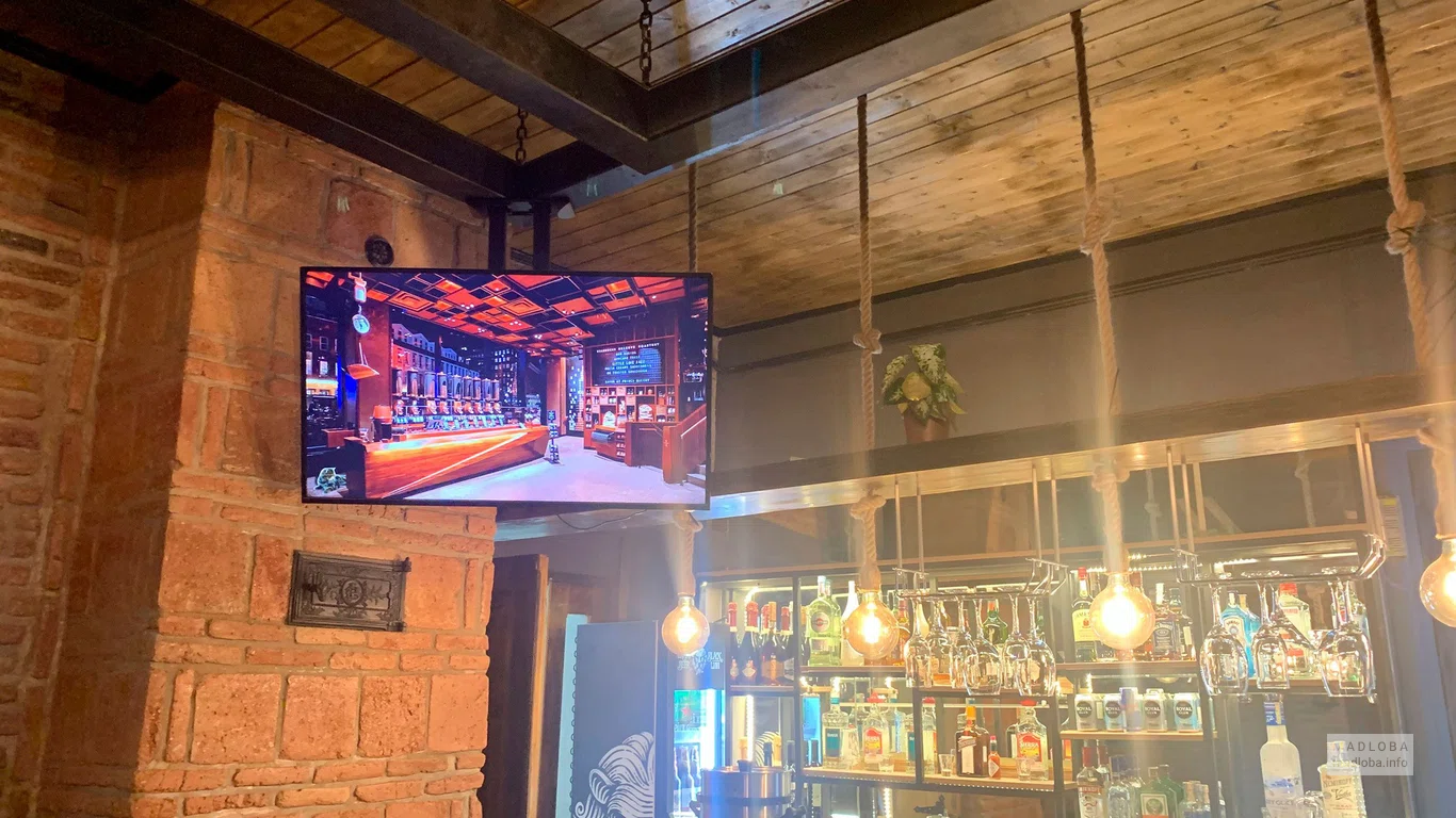 Телевизор над баром в Cafe Top shelf lounge